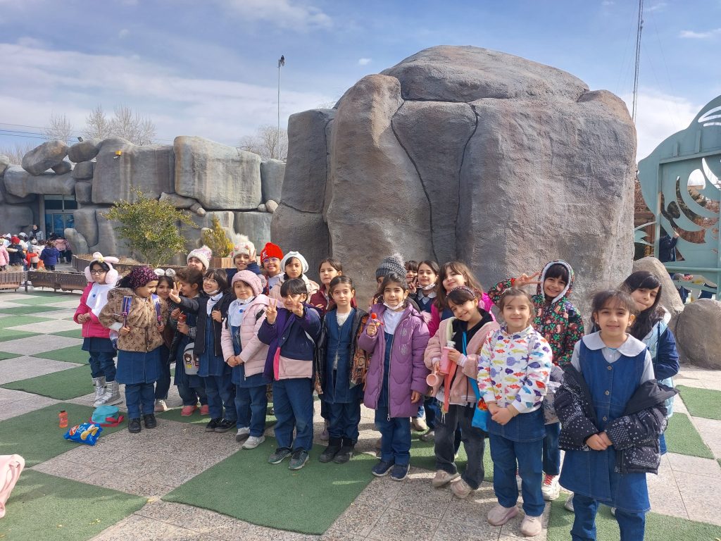 بازدید از آکواریوم دبستان دخترانه